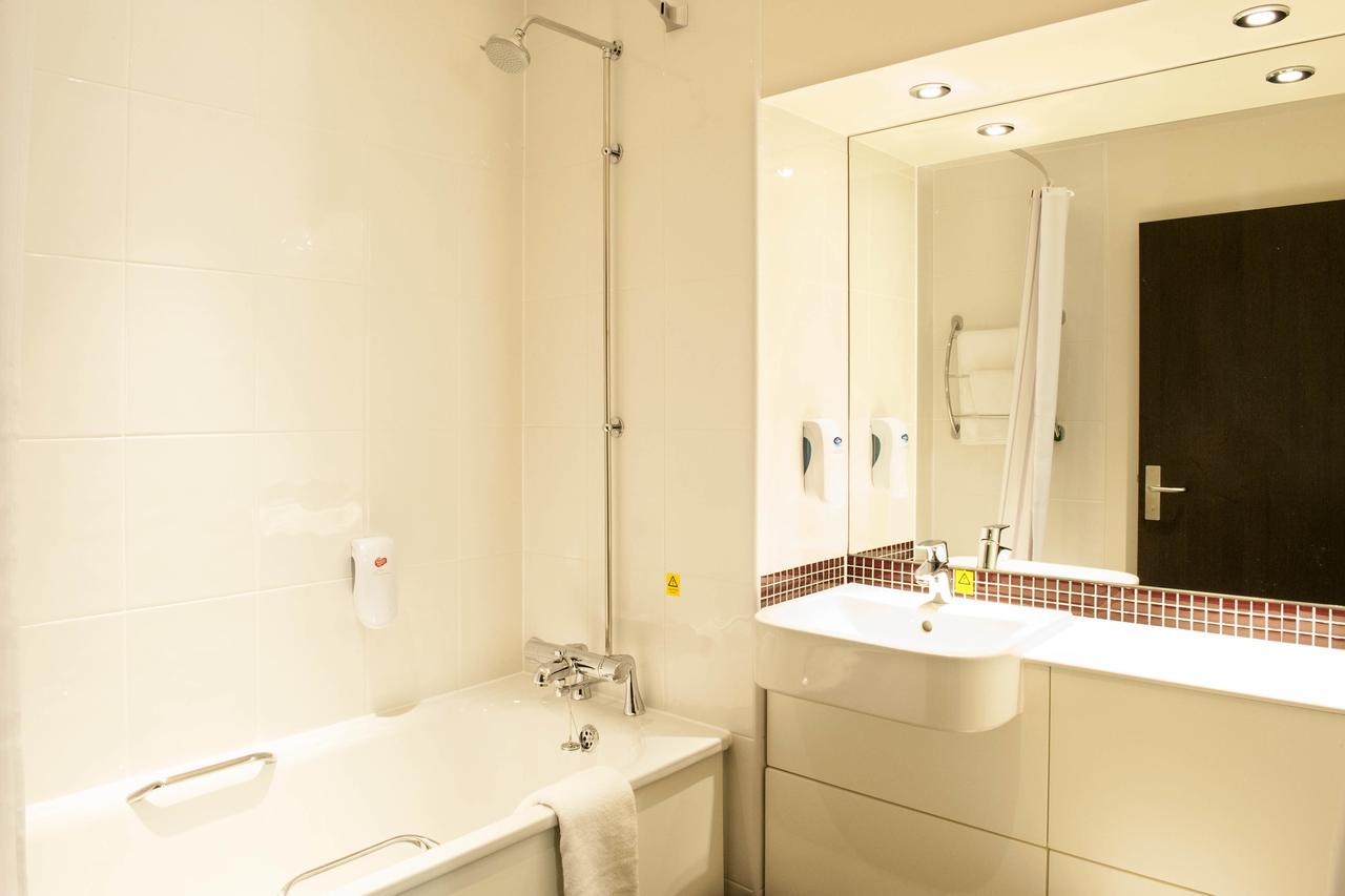 Premier Inn London Tottenham Hale Exteriör bild